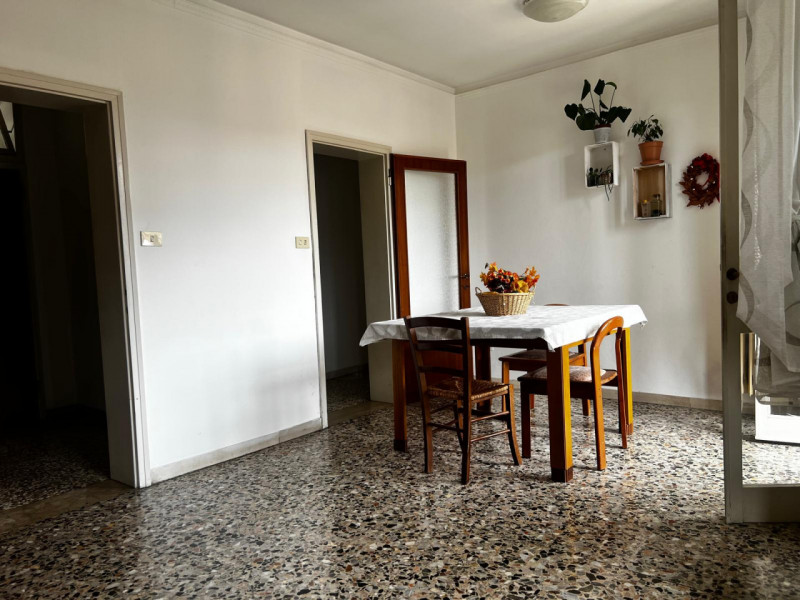 Proponiamo in vendita spazioso trilocale situato al terzo piano di una palazzina degli anni '60, ...