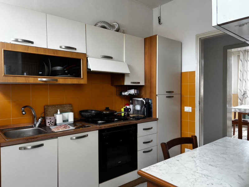 Proponiamo in vendita spazioso trilocale situato al terzo piano di una palazzina degli anni '60, ...