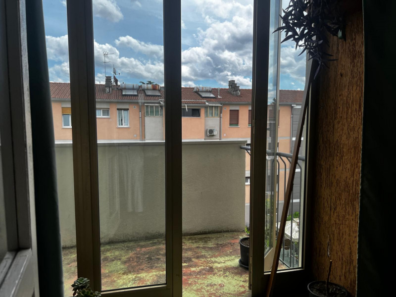Proponiamo in vendita spazioso trilocale situato al terzo piano di una palazzina degli anni '60, ...