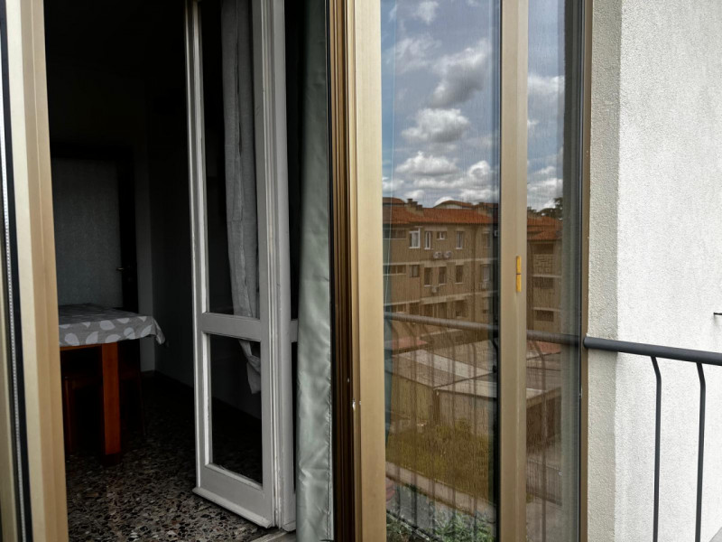 Proponiamo in vendita spazioso trilocale situato al terzo piano di una palazzina degli anni '60, ...