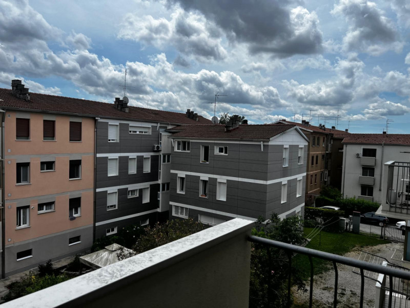 Proponiamo in vendita spazioso trilocale situato al terzo piano di una palazzina degli anni '60, ...