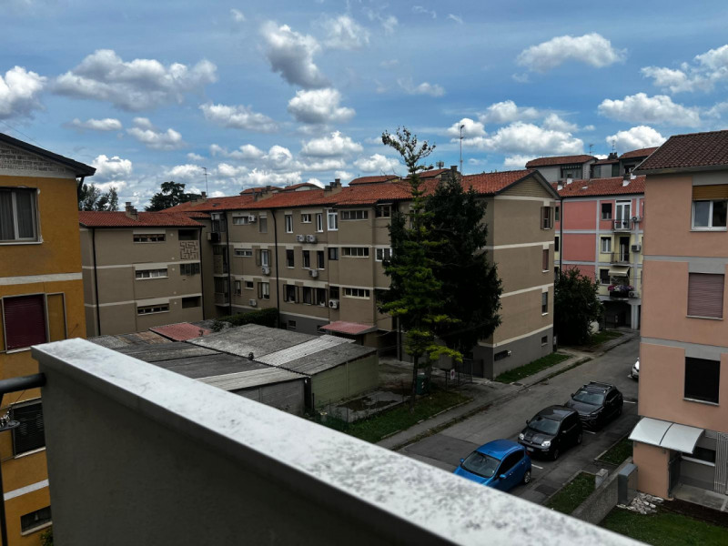 Proponiamo in vendita spazioso trilocale situato al terzo piano di una palazzina degli anni '60, ...