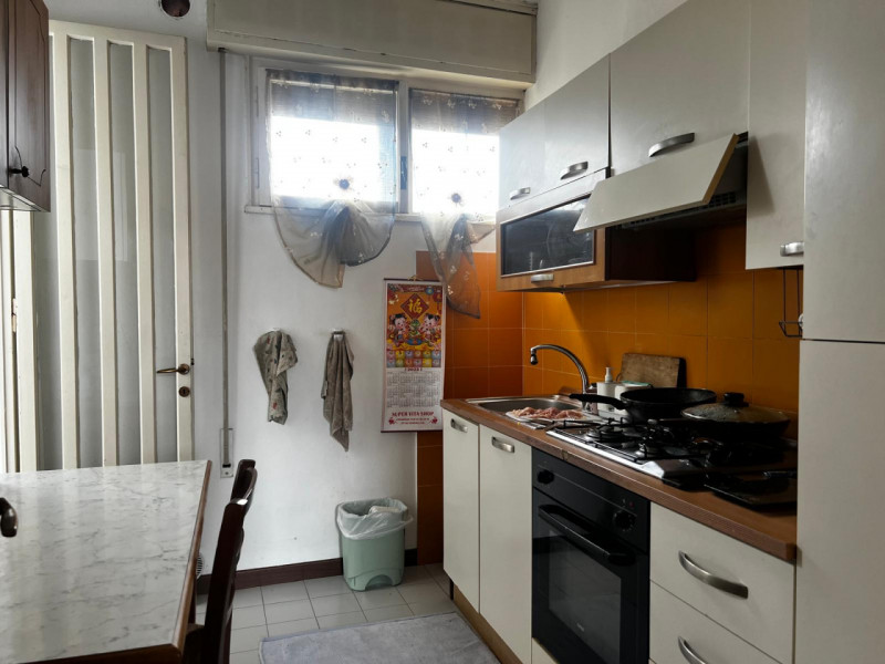Proponiamo in vendita spazioso trilocale situato al terzo piano di una palazzina degli anni '60, ...