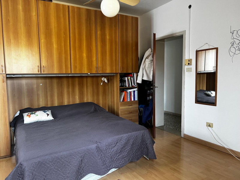 Proponiamo in vendita spazioso trilocale situato al terzo piano di una palazzina degli anni '60, ...