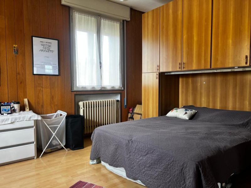 Proponiamo in vendita spazioso trilocale situato al terzo piano di una palazzina degli anni '60, ...