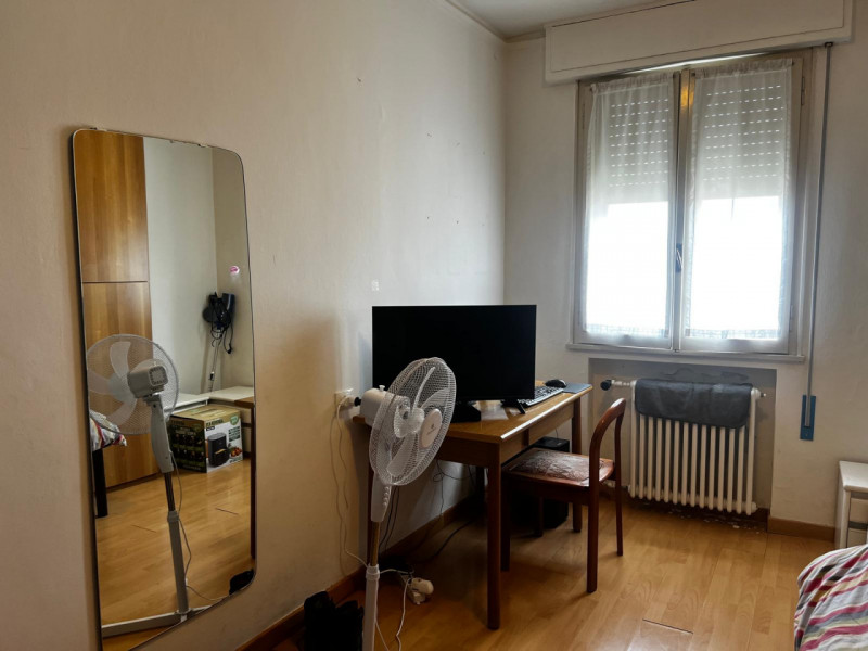 Proponiamo in vendita spazioso trilocale situato al terzo piano di una palazzina degli anni '60, ...