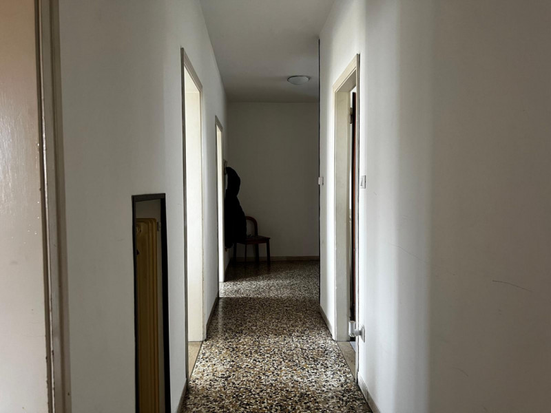 Proponiamo in vendita spazioso trilocale situato al terzo piano di una palazzina degli anni '60, ...