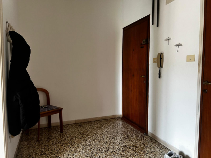 Proponiamo in vendita spazioso trilocale situato al terzo piano di una palazzina degli anni '60, ...