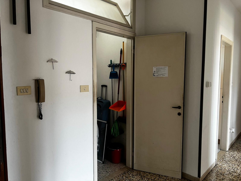 Proponiamo in vendita spazioso trilocale situato al terzo piano di una palazzina degli anni '60, ...