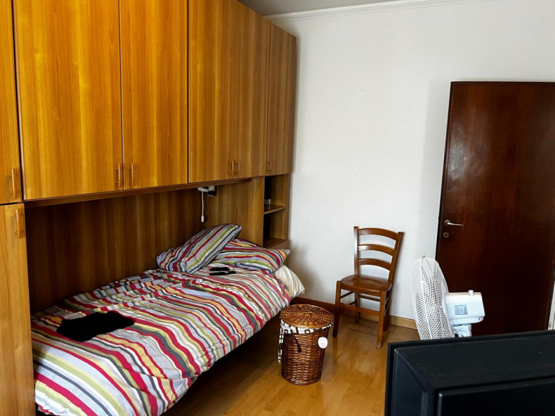 Proponiamo in vendita spazioso trilocale situato al terzo piano di una palazzina degli anni '60, ...