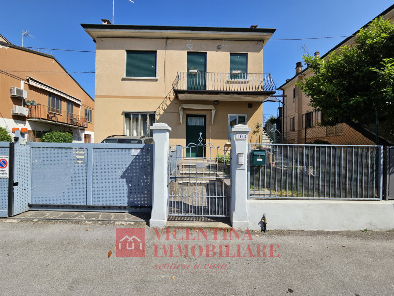 VICENZA-Viale Astichello: in contesto di Bifamiliare, proponiamo spazioso, curatissimo e ristrutt...