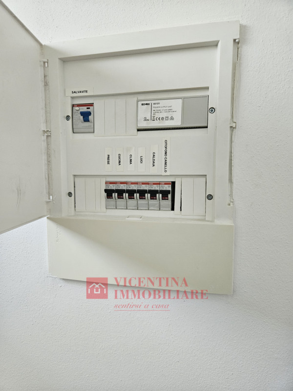 VICENZA-Viale Astichello: in contesto di Bifamiliare, proponiamo spazioso, curatissimo e ristrutt...