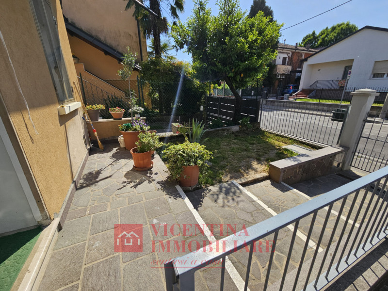 VICENZA-Viale Astichello: in contesto di Bifamiliare, proponiamo spazioso, curatissimo e ristrutt...