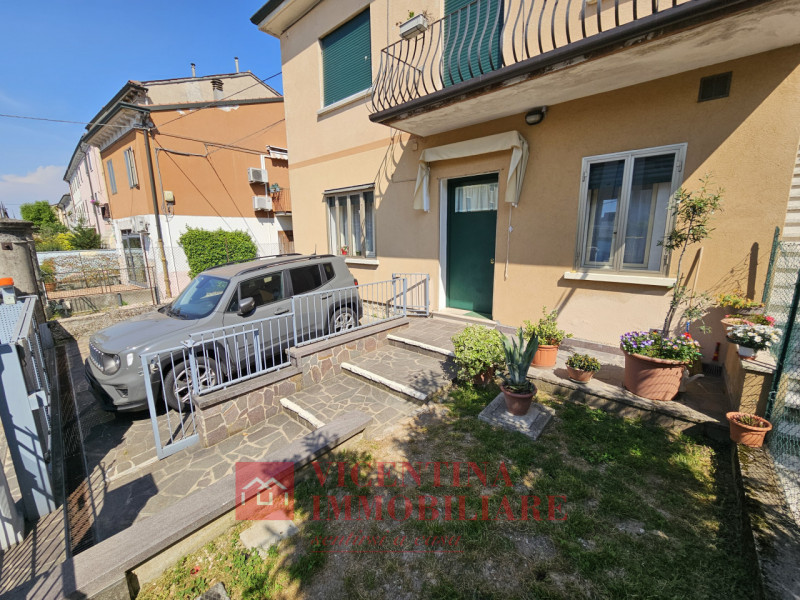 VICENZA-Viale Astichello: in contesto di Bifamiliare, proponiamo spazioso, curatissimo e ristrutt...