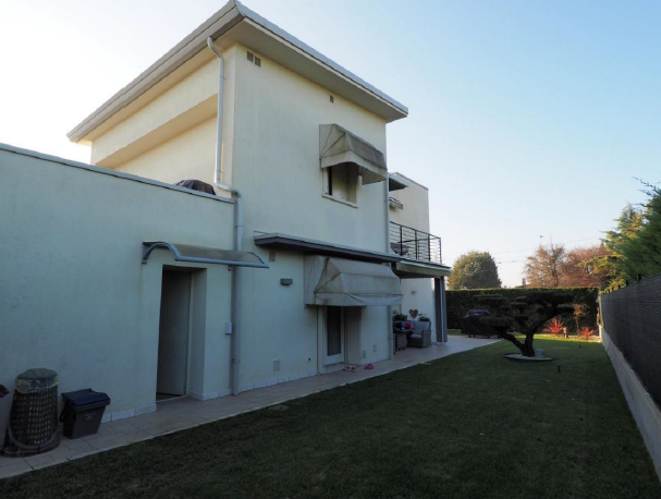 Rif. A.A.90-251

Vendita all'asta - casa a schiera su due livelli in data 15 luglio 2026

Descriz...
