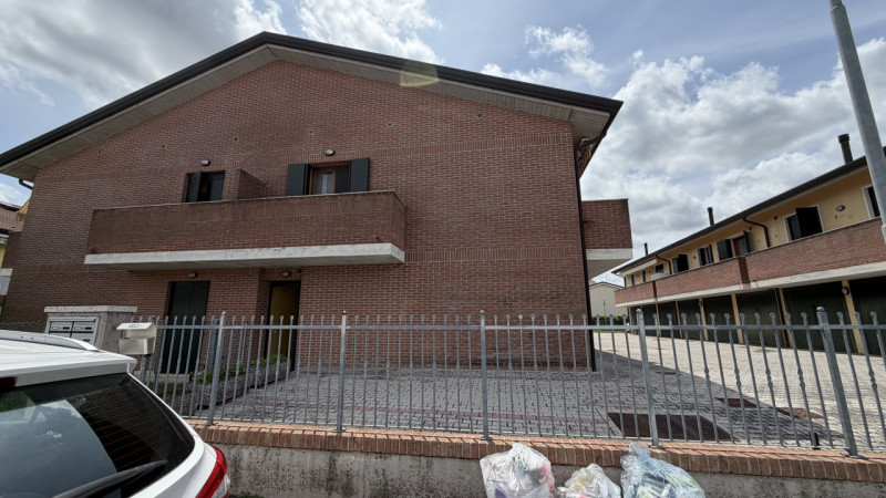 Scopri questo affascinante appartamento bilocale situato nel cuore della tranquilla zona Murelle,...