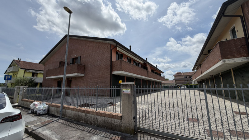 Scopri questo affascinante appartamento bilocale situato nel cuore della tranquilla zona Murelle,...