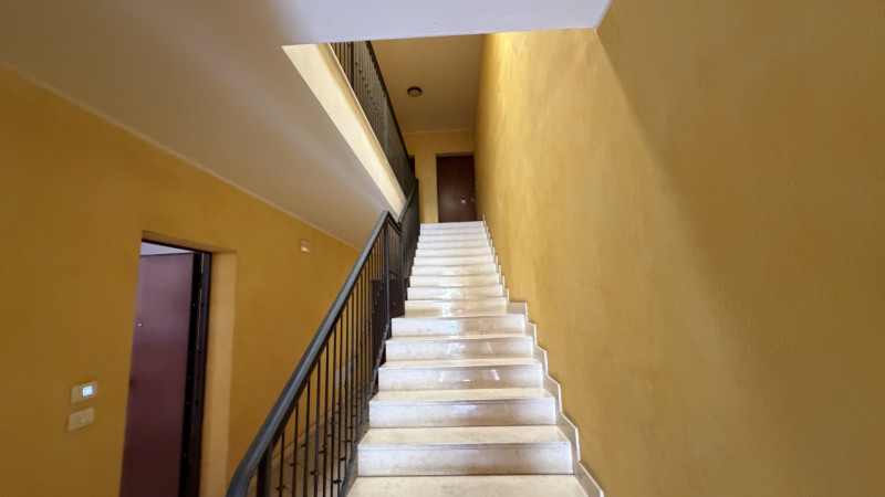 Scopri questo affascinante appartamento bilocale situato nel cuore della tranquilla zona Murelle,...