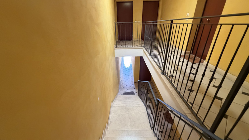 Scopri questo affascinante appartamento bilocale situato nel cuore della tranquilla zona Murelle,...