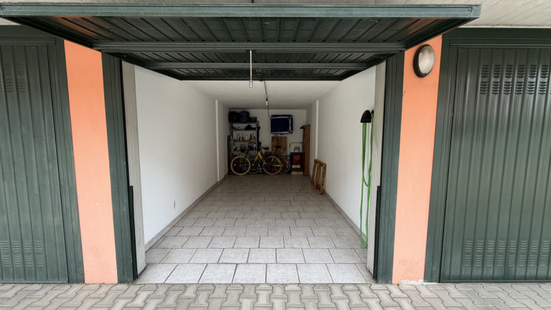 Scopri questo affascinante appartamento bilocale situato nel cuore della tranquilla zona Murelle,...