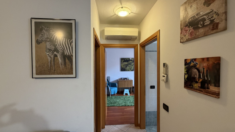 Scopri questo affascinante appartamento bilocale situato nel cuore della tranquilla zona Murelle,...