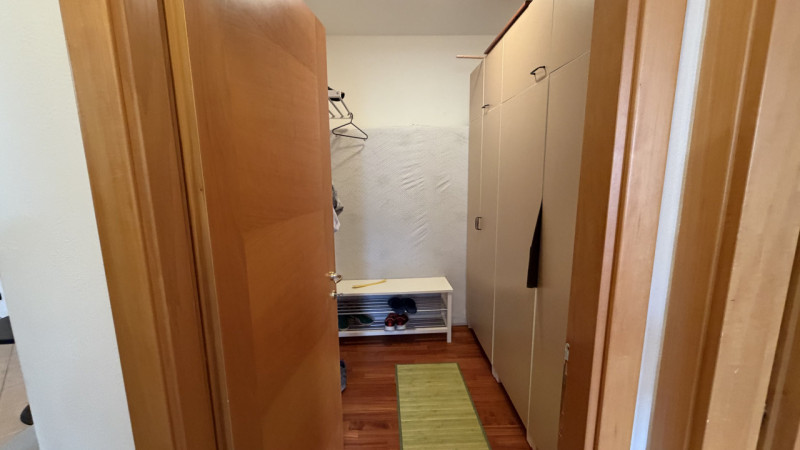 Scopri questo affascinante appartamento bilocale situato nel cuore della tranquilla zona Murelle,...