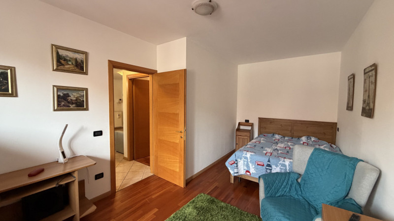 Scopri questo affascinante appartamento bilocale situato nel cuore della tranquilla zona Murelle,...