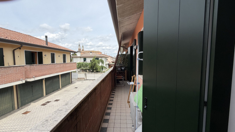Scopri questo affascinante appartamento bilocale situato nel cuore della tranquilla zona Murelle,...
