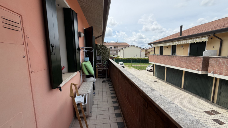 Scopri questo affascinante appartamento bilocale situato nel cuore della tranquilla zona Murelle,...