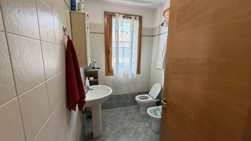 Scopri questo affascinante appartamento bilocale situato nel cuore della tranquilla zona Murelle,...
