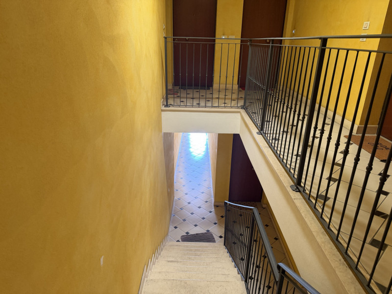 Scopri questo affascinante appartamento bilocale situato nel cuore della tranquilla zona Murelle,...