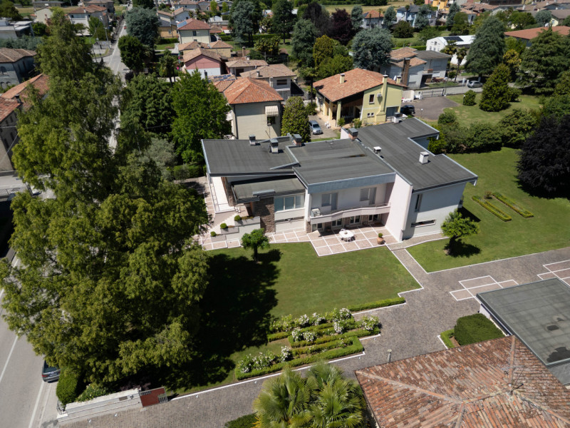 A Tombolo, in posizione strategica, a soli 3 km da Cittadella, 8 km da Castelfranco Veneto, 14 km...