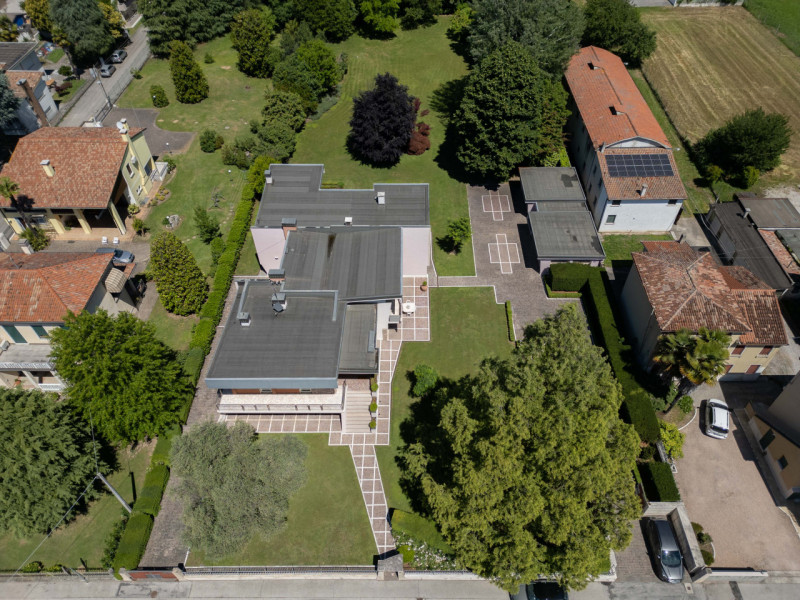 A Tombolo, in posizione strategica, a soli 3 km da Cittadella, 8 km da Castelfranco Veneto, 14 km...