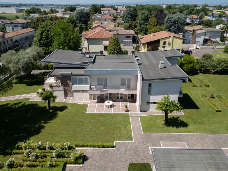 A Tombolo, in posizione strategica, a soli 3 km da Cittadella, 8 km da Castelfranco Veneto, 14 km...