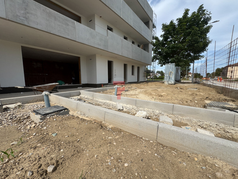 Stra - Loc. San Pietro  situato in zona verde e tranquilla con posizione centrale e servita, ques...