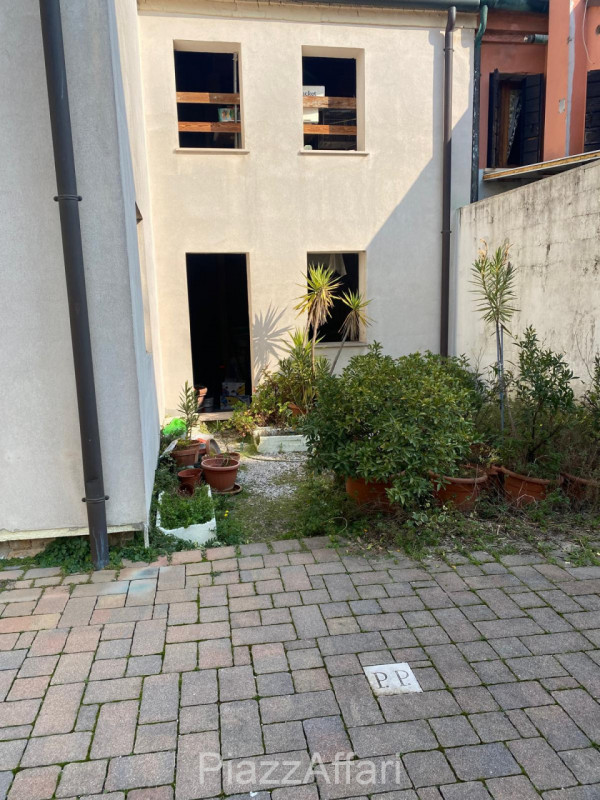 In pieno centro storico a Piove di Sacco, proponiamo in vendita una “CHICCA” e più precisamente u...