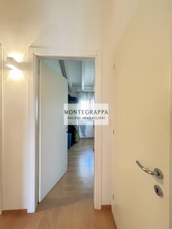 Proponiamo in vendita un prestigioso attico al piano terzo e ultimo di circa 120 mq, in palazzina...