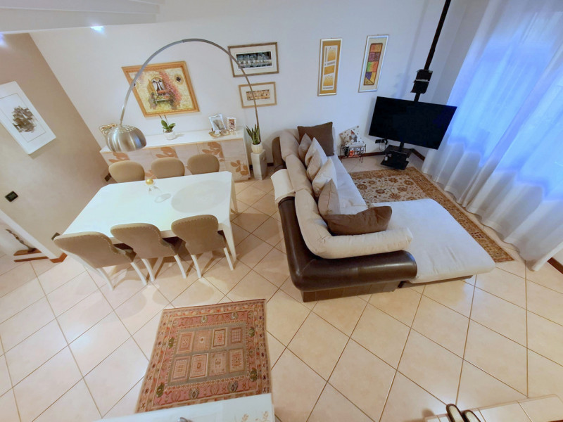 Elegante porzione centrale di trifamiliare con taverna, mansarda e garage doppio

In uno dei quar...