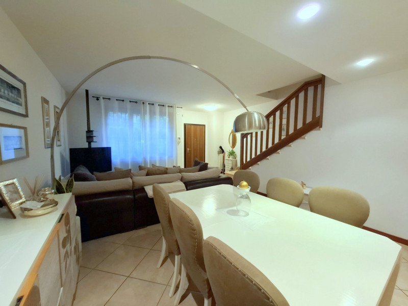 Elegante porzione centrale di trifamiliare con taverna, mansarda e garage doppio

In uno dei quar...