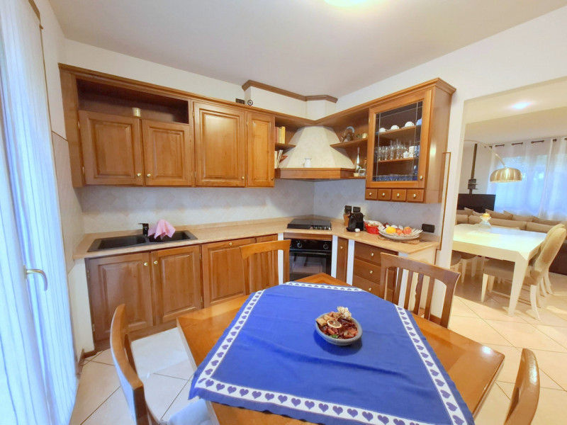 Elegante porzione centrale di trifamiliare con taverna, mansarda e garage doppio

In uno dei quar...