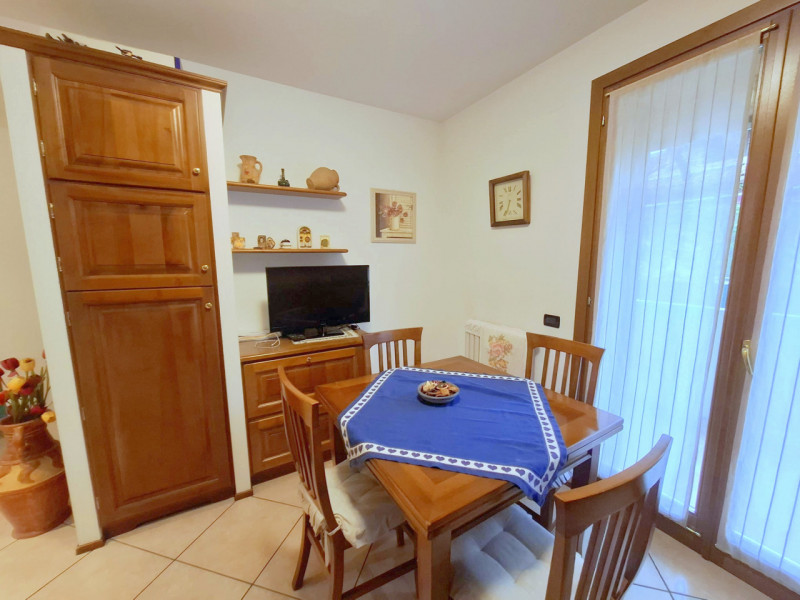 Elegante porzione centrale di trifamiliare con taverna, mansarda e garage doppio

In uno dei quar...