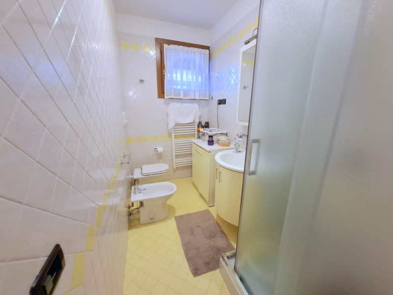Elegante porzione centrale di trifamiliare con taverna, mansarda e garage doppio

In uno dei quar...