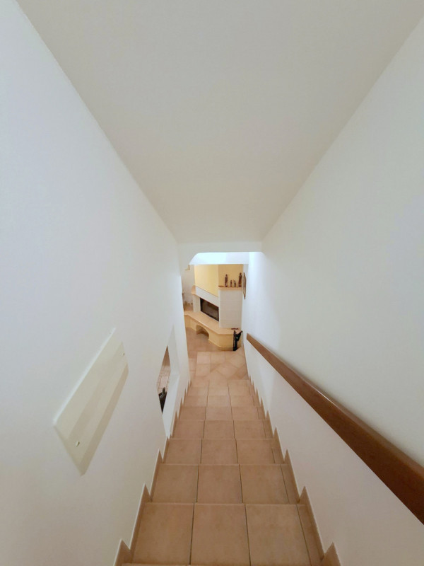 Elegante porzione centrale di trifamiliare con taverna, mansarda e garage doppio

In uno dei quar...