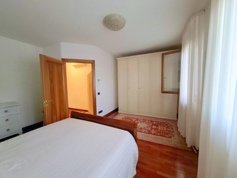 Elegante porzione centrale di trifamiliare con taverna, mansarda e garage doppio

In uno dei quar...
