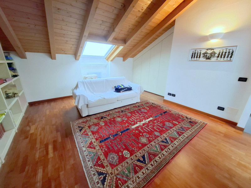 Elegante porzione centrale di trifamiliare con taverna, mansarda e garage doppio

In uno dei quar...