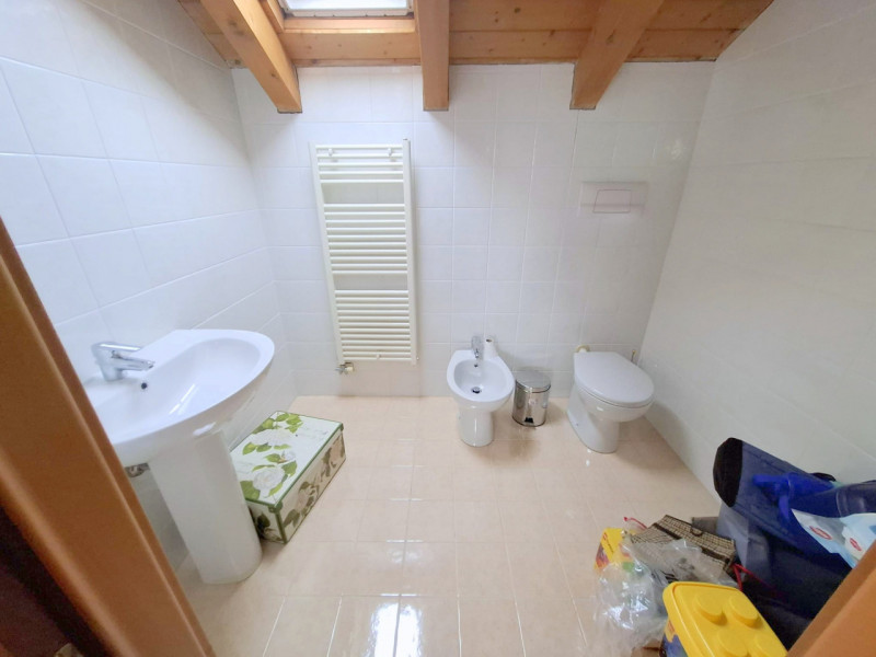 Elegante porzione centrale di trifamiliare con taverna, mansarda e garage doppio

In uno dei quar...