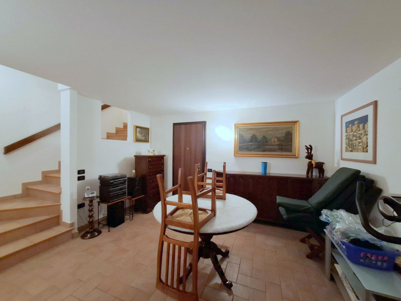 Elegante porzione centrale di trifamiliare con taverna, mansarda e garage doppio

In uno dei quar...