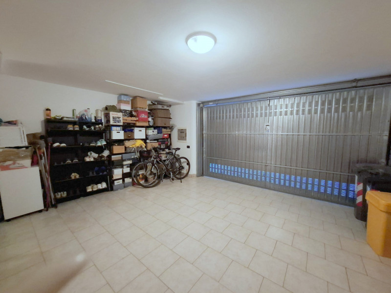 Elegante porzione centrale di trifamiliare con taverna, mansarda e garage doppio

In uno dei quar...