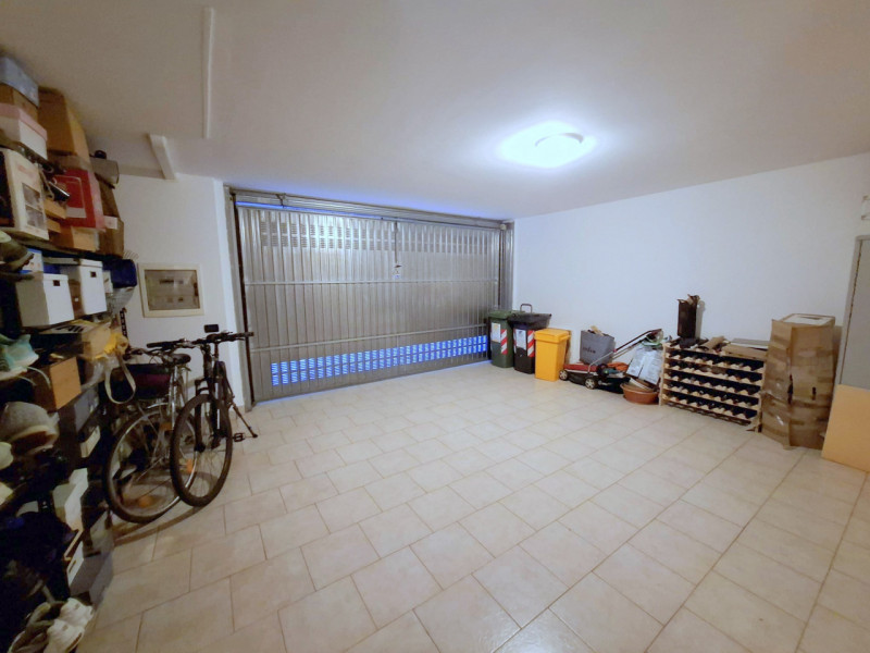 Elegante porzione centrale di trifamiliare con taverna, mansarda e garage doppio

In uno dei quar...