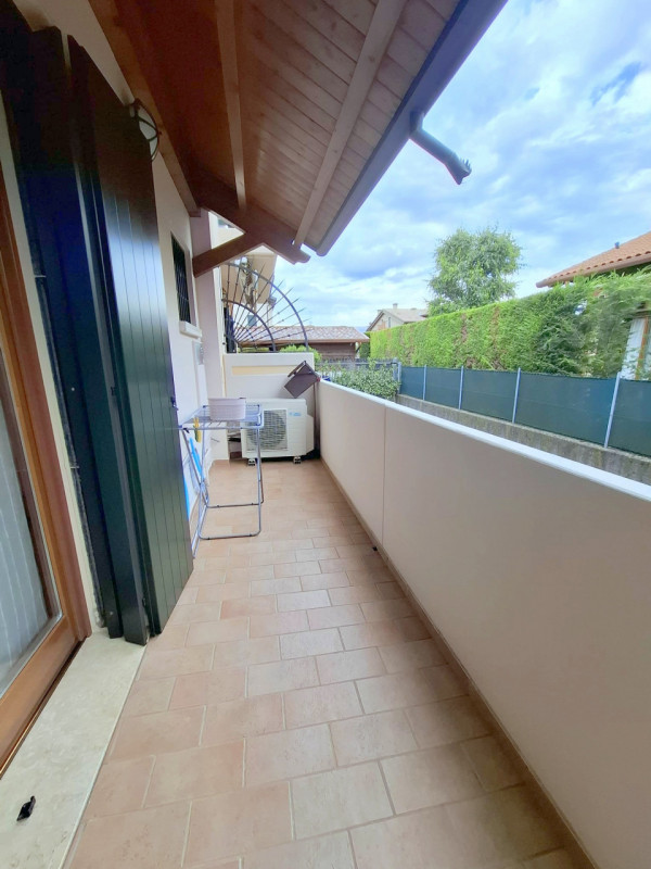 Elegante porzione centrale di trifamiliare con taverna, mansarda e garage doppio

In uno dei quar...